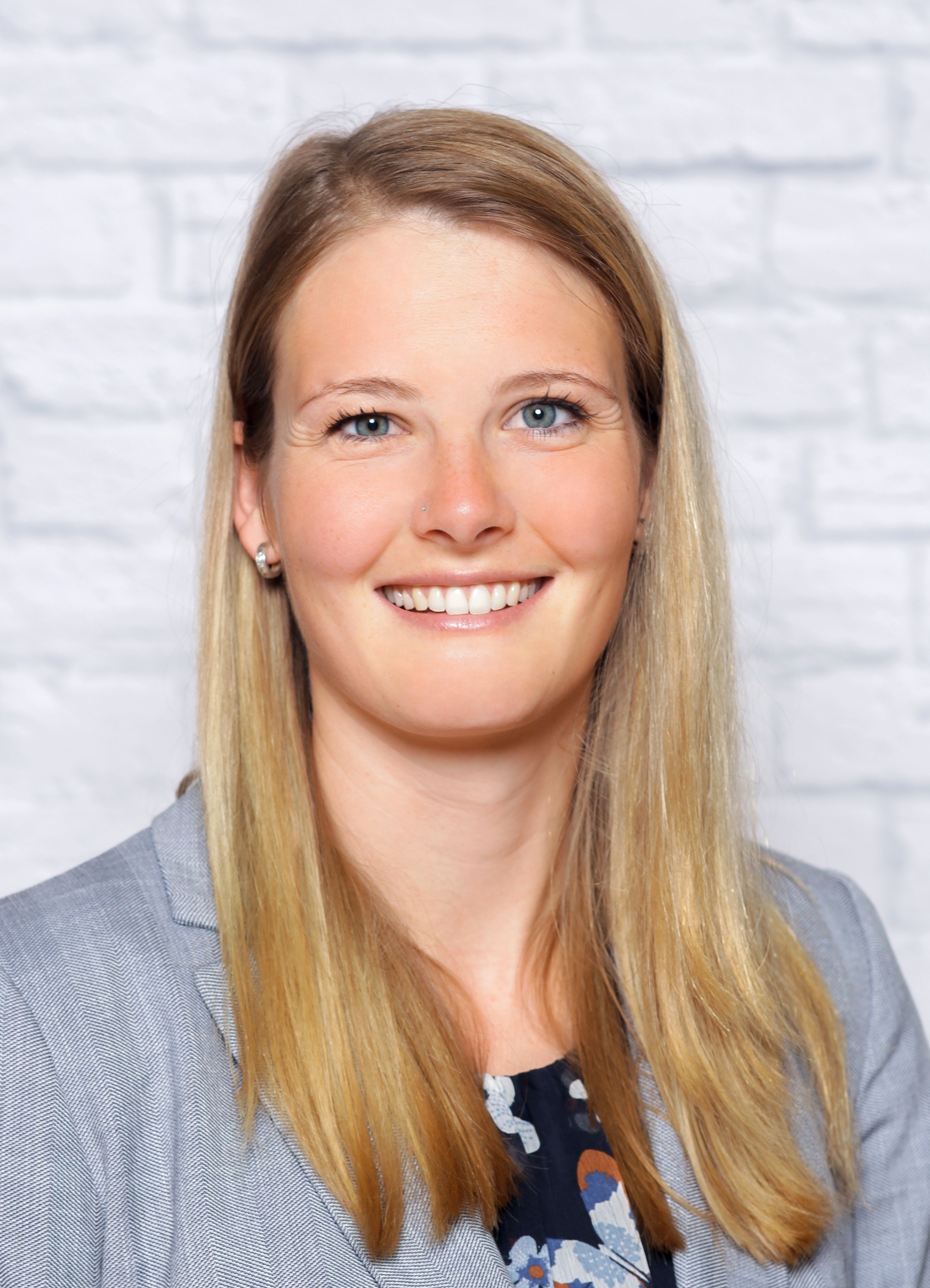 Das Bild stellt die stellvertretende Schulleiterin, Frau Hess, dar.