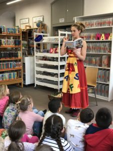 Kinder hören einer Vorlesung zu Zweitklässler besuchen szenische Buchvorlesung und stellen ihr Lieblingsbuch vor