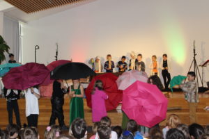 Schüler mit Regenschirmen Grundschüler bieten abwechslungsreiches Programm bei Show and Tell