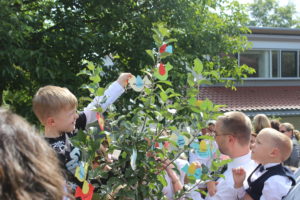 geschmückter Baum Bei der Einschulung der Erstklässler gibt es einen Einschulungsbaum 