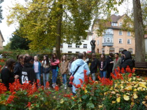 Schülergruppe bei Stadtführung Stadtführung zu Rottweiler Künstlern