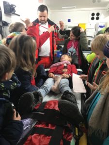 Kinder in Rettungswagen Rettungssanitäter zeigt den Kindern wie eine Untersuchung funktioniert