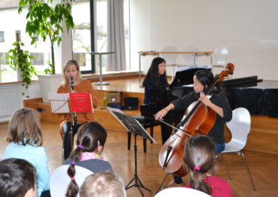 Besuch Trio Amane Julia Guhl spielt für Schüler