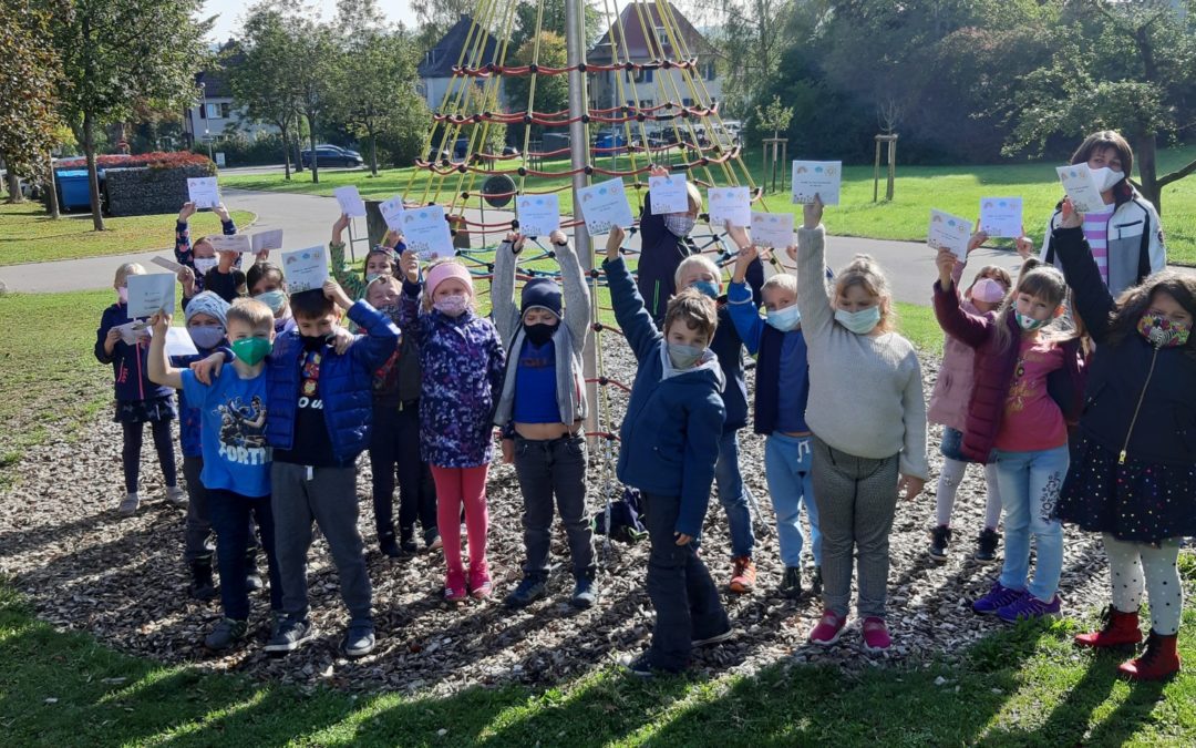Kinder mit Urkunde