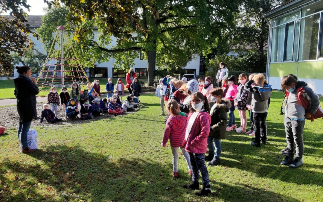Kinder erhalten Urkunde