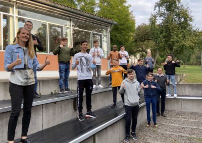 Schüler weihen Sitzstufen ein