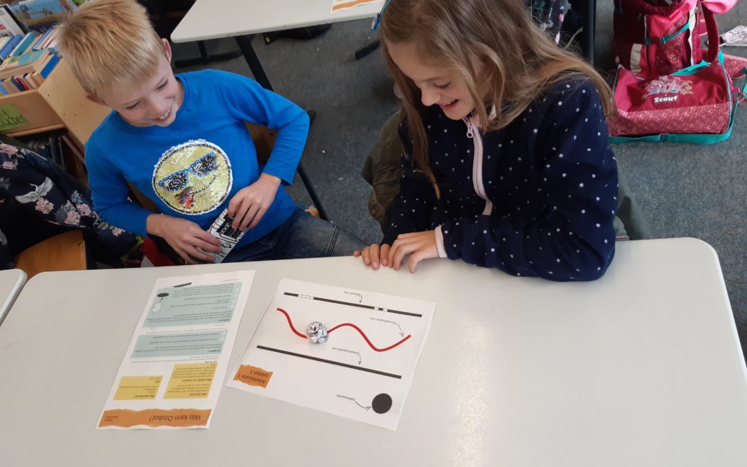 Schüler arbeiten mit Ozobots