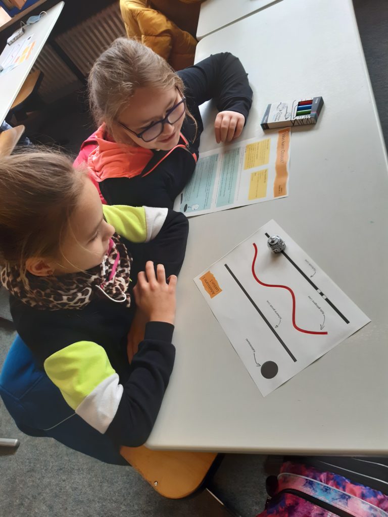 Schüler arbeiten mit Ozobots