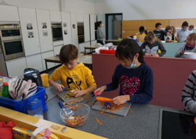 Schüler schneiden Gemüse