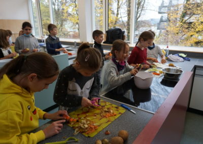 Schüler schneiden Gemüse