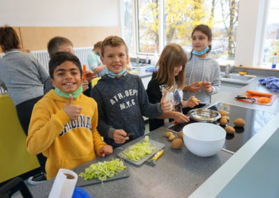 Schüler schneiden Kartoffeln