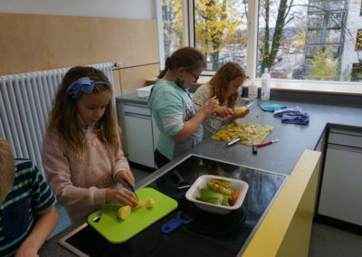 Schüler schneiden Kartoffeln