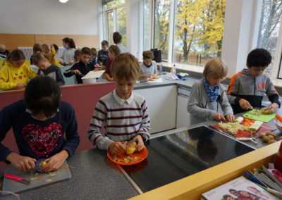 Schüler schneiden Kartoffeln