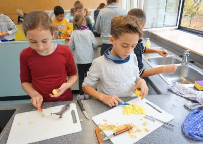 Schüler schneiden Kartoffeln