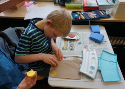 Schüler macht Kartoffeldruck
