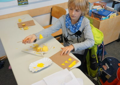 Schüler macht Kartoffeldruck