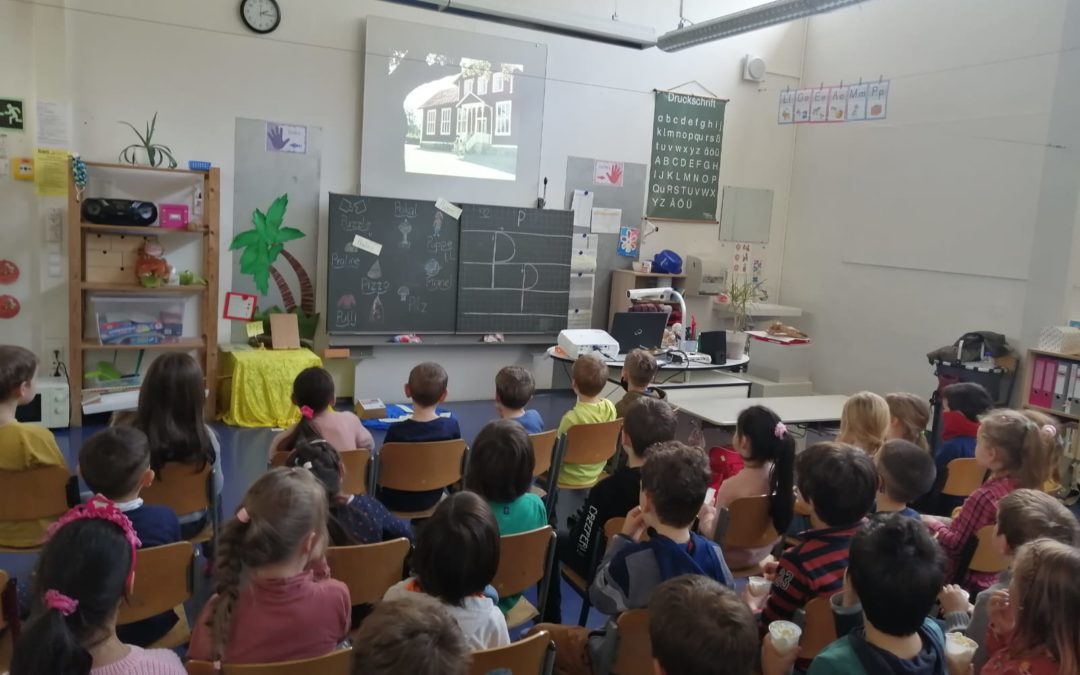 Schüler betrachten Präsentation