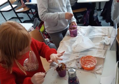 Schüler der Klasse 3a genießen in der Weihnachtszeit ihr selbstgemachtes Eis