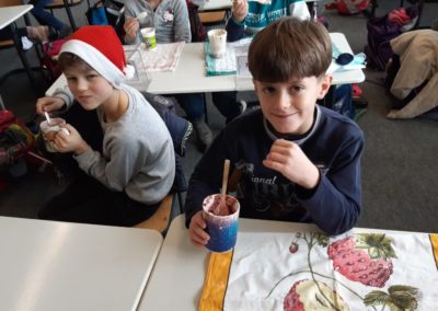 Schüler essen leckeres Eis