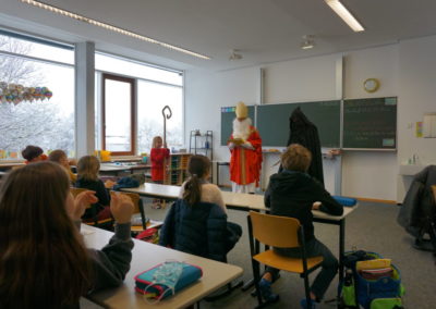 Nikolaus besucht Grundschulklassen