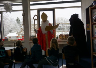 Nikolaus besucht Grundschulklassen