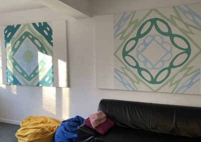 Bunte Bilder an der Wand