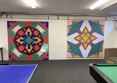 Bunte Bilder an der Wand