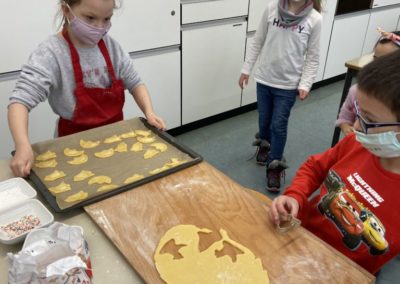 Grundschüler backen Weihnachtsplätzchen