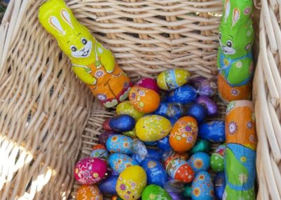 reich gefüllter Osterkorb Die gesammelten Schokoeier sind im Korb.
