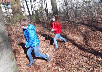 Schüler auf der Suche Schüler suchen im "Wäldle" nach Schokoeiern.