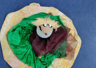 Klassentier der 1b Eni Erdmännchen liegt auf seinem Platz.