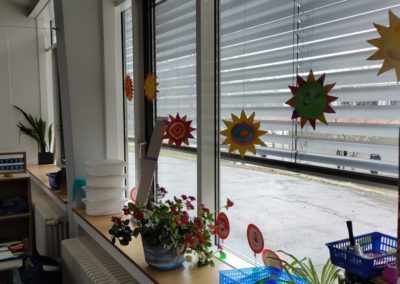 Schüler gestalten Sonnen Passend zum Frühling basteln Erstklässler Sonnen.