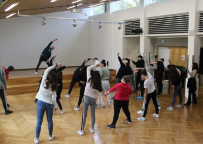 Auf diesem Bild sind Schüler bei Tanzübungen zu sehen.