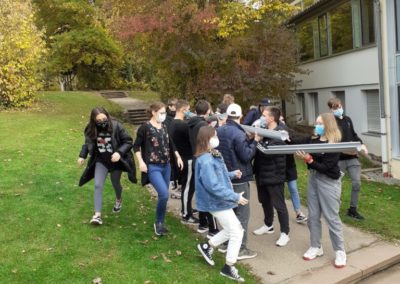 Auf dem Bild sind Schüler der Klasse 9R bei einer kooperativen Übung zu sehen.