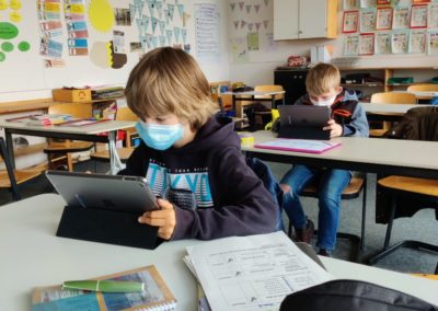 Schüler mit Tablet Schülertablets werden von Viertklässlern in Betrieb geniommen.