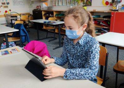 Schülerin mit Tablet Schülertablets werden von Viertklässlern in Betrieb geniommen.