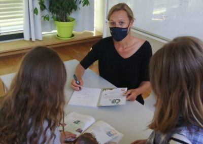 Autorenlesung mit anschließender Autogrammmstunde Nadine Schubert liest den ViertklässlerInnen aus ihrem aktuellen Werk vor.