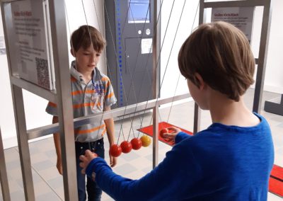 2 Schüler beim Besuch der Ausstellung Schüler erkunden Naturgesetze