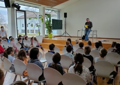 Martin Ebbertz liest vor den Klassen 1 und 2