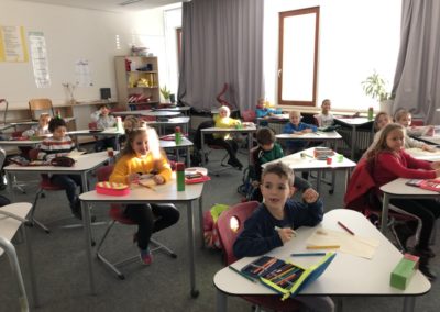 Klassenzimmer in den Pavillons bekommen neue Tische und Stühle