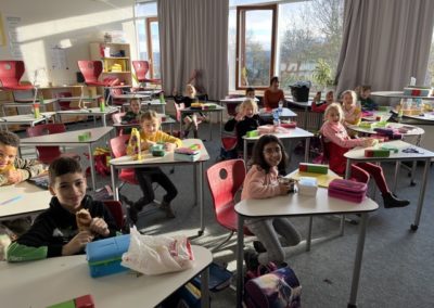 Klassenzimmer in den Pavillons bekommen neue Tische und Stühle