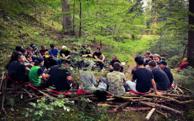Wald Macht Mut! Schü­le­rinnen und Schüler der KWS erfor­schen den Wald und ent­de­cken dabei sich selbst.